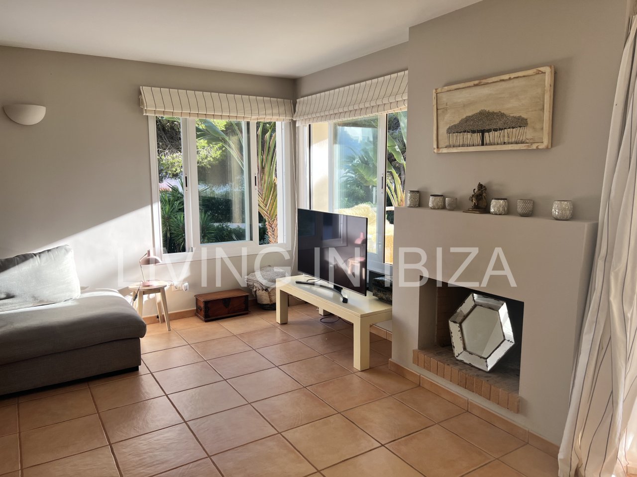 Impresionante piso de lujo en alquiler anual a unos 3 km de San Carlos, en la isla de Ibiza. 4 habitaciones, 3 baños, vistas al mar y chimenea.