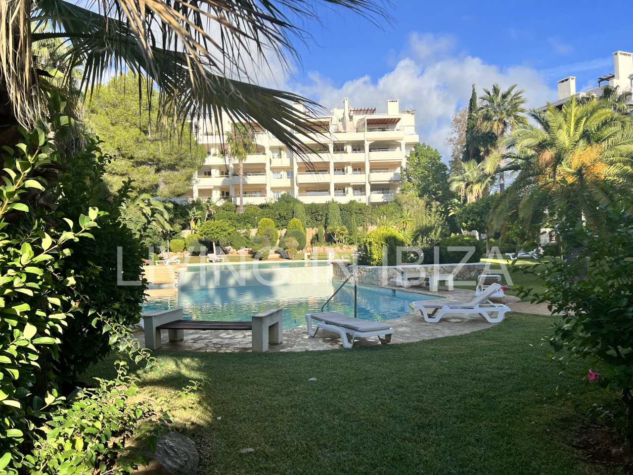 Impresionante piso de lujo en alquiler anual a unos 3 km de San Carlos, en la isla de Ibiza. 4 habitaciones, 3 baños, vistas al mar y chimenea.