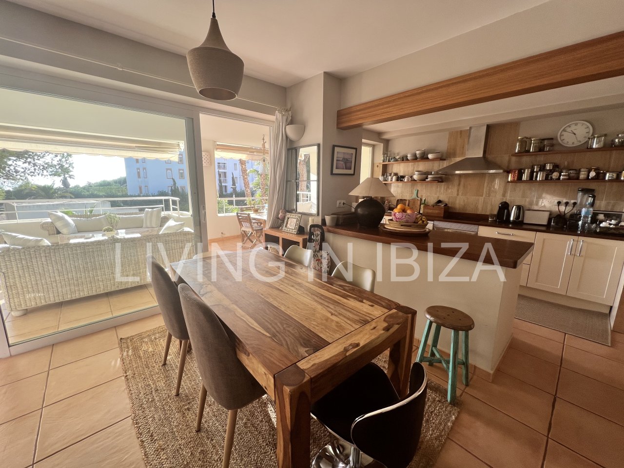 Impresionante piso de lujo en alquiler anual a unos 3 km de San Carlos, en la isla de Ibiza. 4 habitaciones, 3 baños, vistas al mar y chimenea.