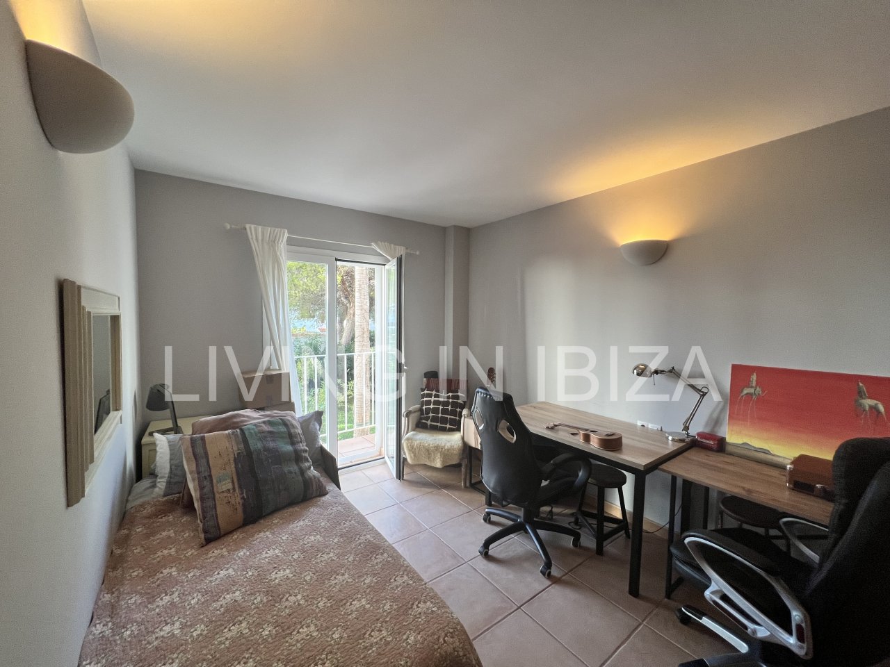 Impresionante piso de lujo en alquiler anual a unos 3 km de San Carlos, en la isla de Ibiza. 4 habitaciones, 3 baños, vistas al mar y chimenea.