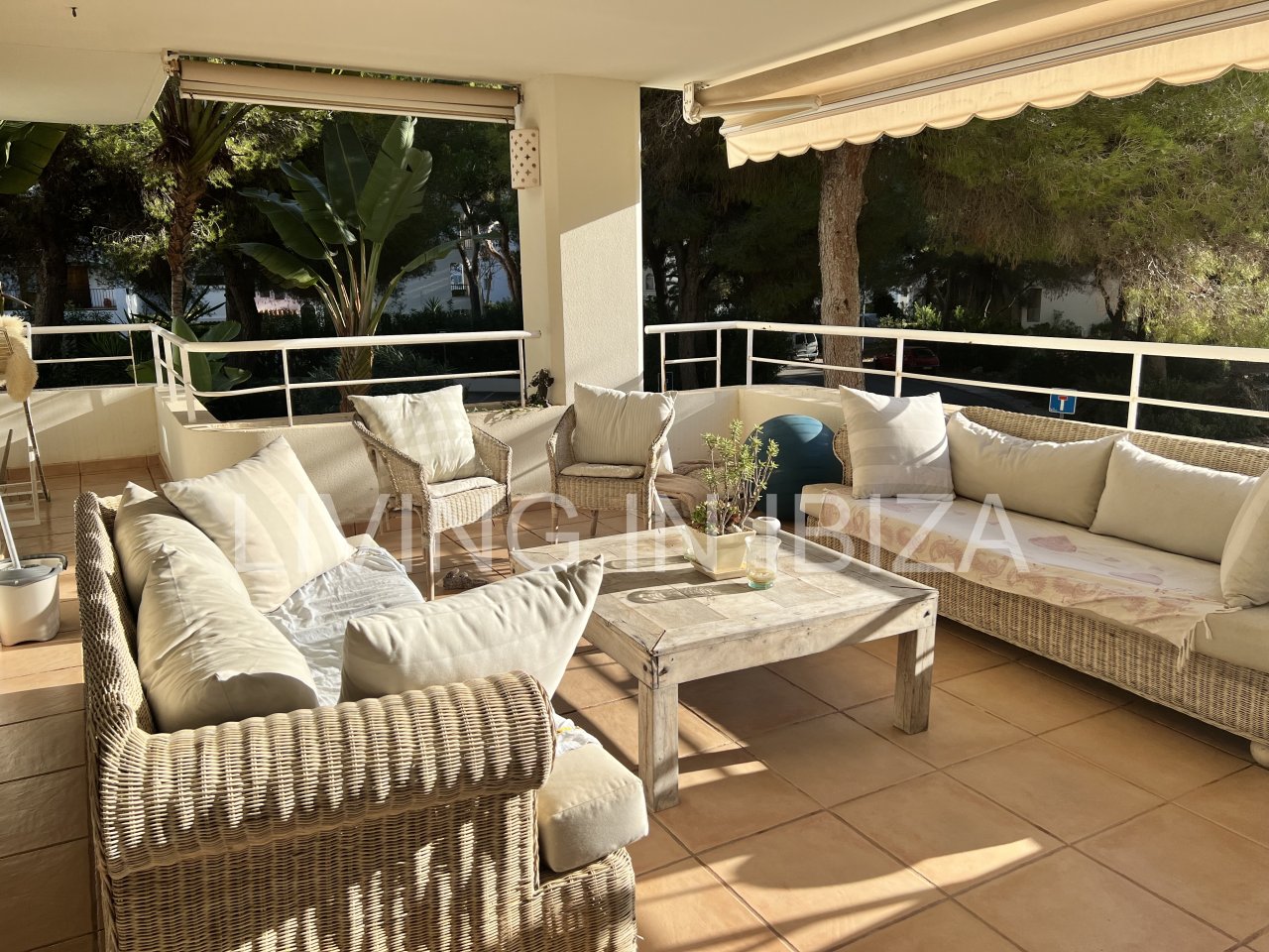 Impresionante piso de lujo en alquiler anual a unos 3 km de San Carlos, en la isla de Ibiza. 4 habitaciones, 3 baños, vistas al mar y chimenea.