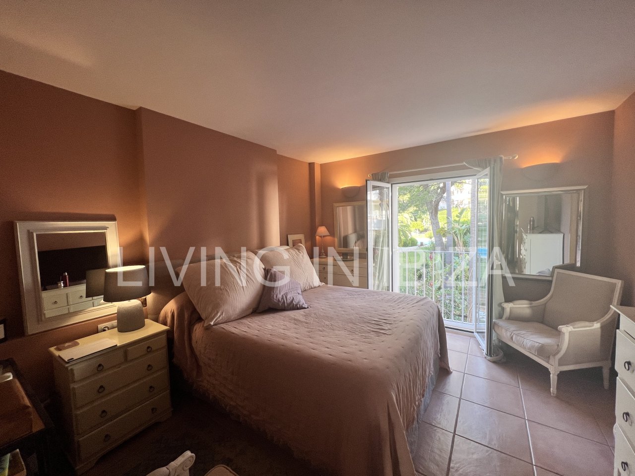 Impresionante piso de lujo en alquiler anual a unos 3 km de San Carlos, en la isla de Ibiza. 4 habitaciones, 3 baños, vistas al mar y chimenea.