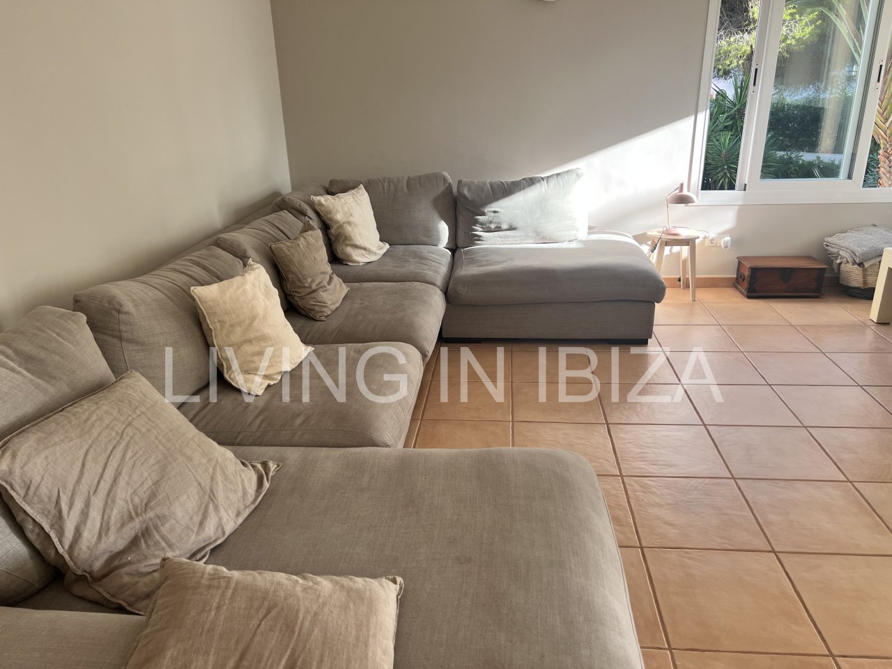 Impresionante piso de lujo en alquiler anual a unos 3 km de San Carlos, en la isla de Ibiza. 4 habitaciones, 3 baños, vistas al mar y chimenea.