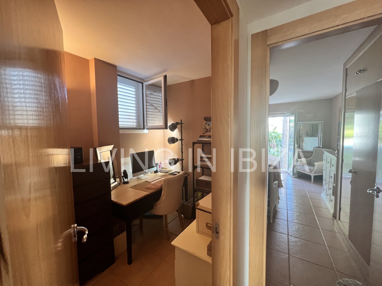 Impresionante piso de lujo en alquiler anual a unos 3 km de San Carlos, en la isla de Ibiza. 4 habitaciones, 3 baños, vistas al mar y chimenea.