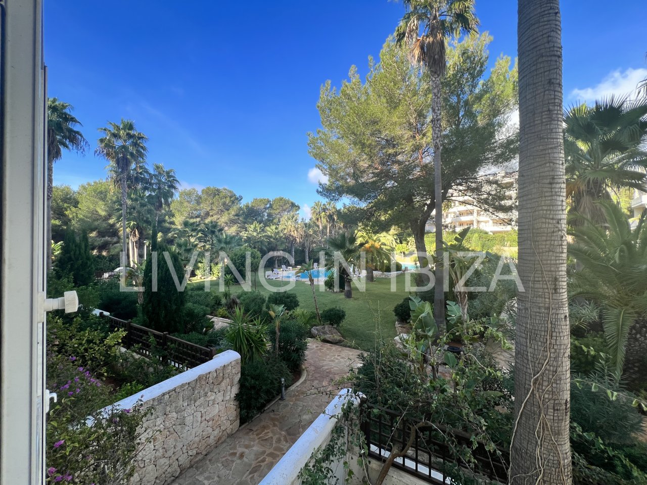 Impresionante piso de lujo en alquiler anual a unos 3 km de San Carlos, en la isla de Ibiza. 4 habitaciones, 3 baños, vistas al mar y chimenea.