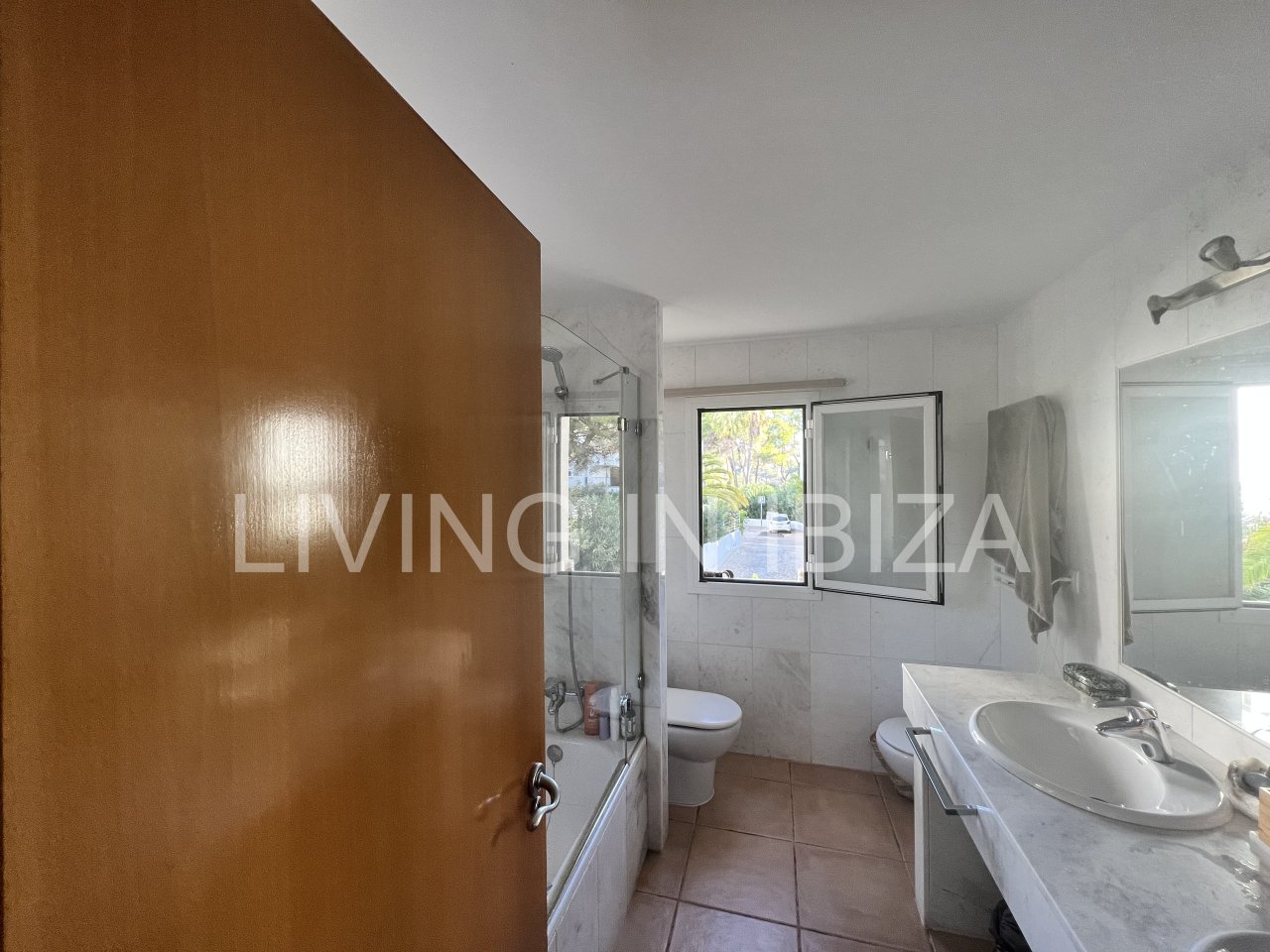 Impresionante piso de lujo en alquiler anual a unos 3 km de San Carlos, en la isla de Ibiza. 4 habitaciones, 3 baños, vistas al mar y chimenea.