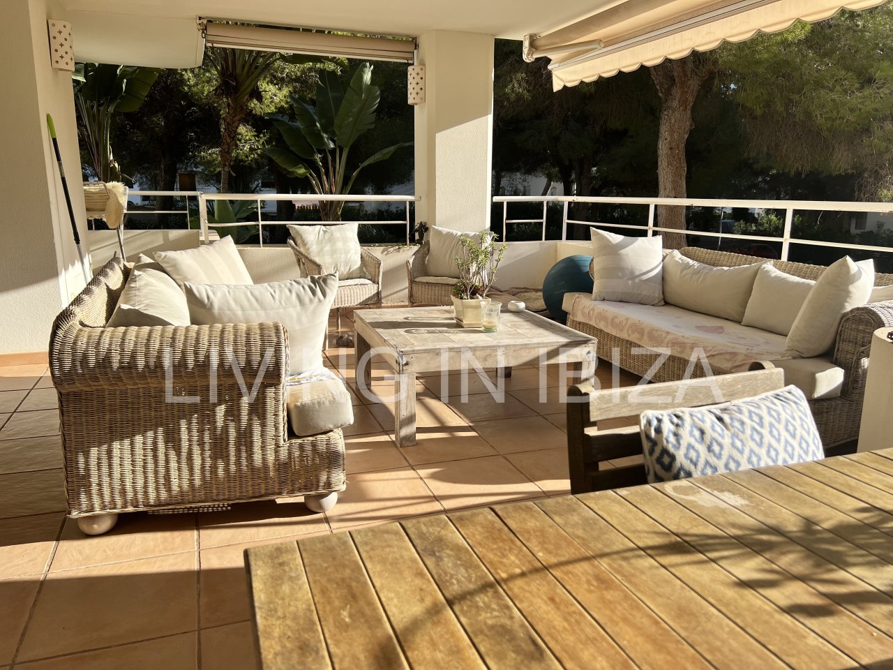 Impresionante piso de lujo en alquiler anual a unos 3 km de San Carlos, en la isla de Ibiza. 4 habitaciones, 3 baños, vistas al mar y chimenea.