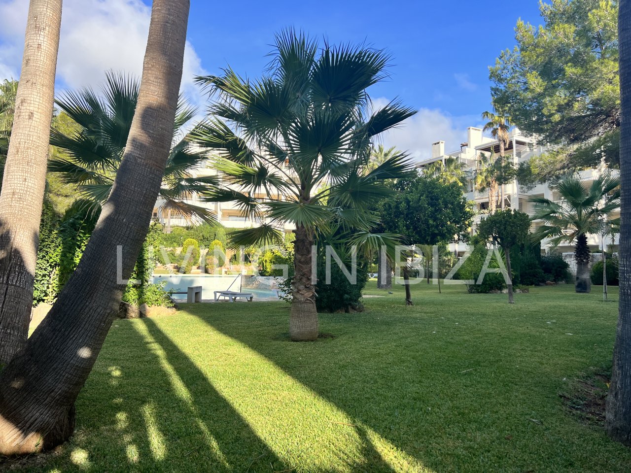 Impresionante piso de lujo en alquiler anual a unos 3 km de San Carlos, en la isla de Ibiza. 4 habitaciones, 3 baños, vistas al mar y chimenea.