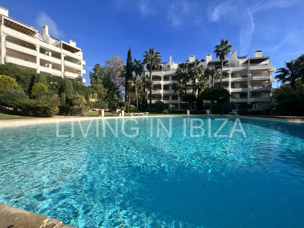 Impresionante piso de lujo en alquiler anual a unos 3 km de San Carlos, en la isla de Ibiza. 4 habitaciones, 3 baños, vistas al mar y chimenea.