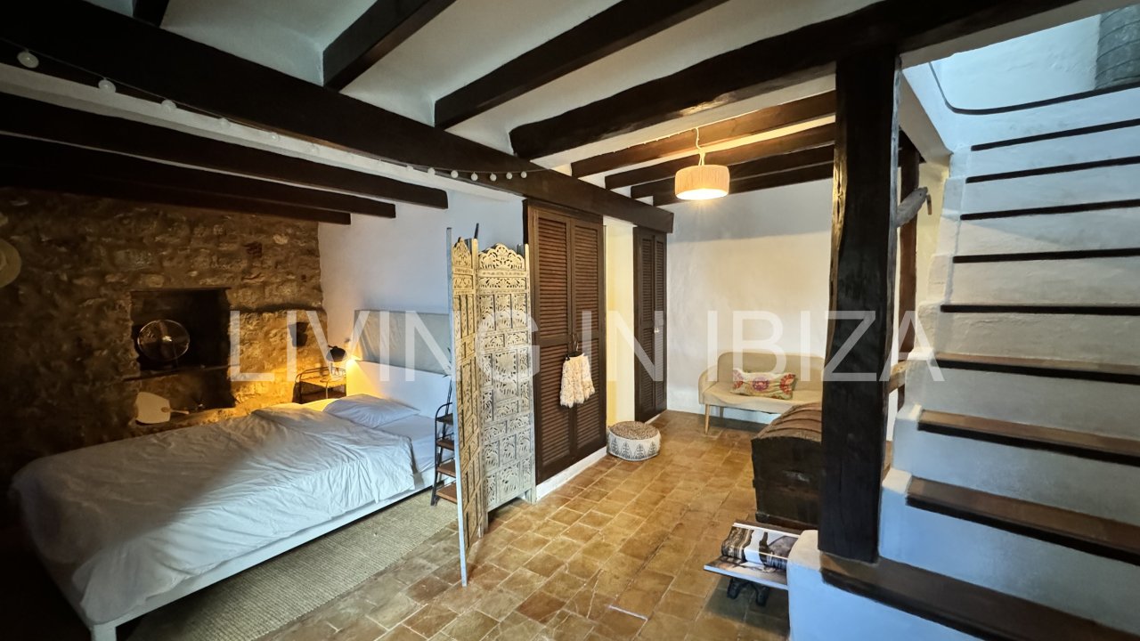 A LA VENTA, una singular casa de 3 plantas, totalmente reformada, en el centro de DALT VILA, Ibiza.