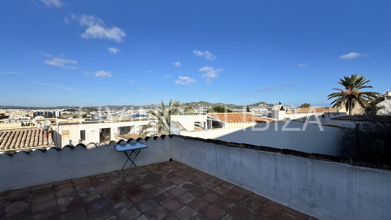 A LA VENTA, una singular casa de 3 plantas, totalmente reformada, en el centro de DALT VILA, Ibiza.