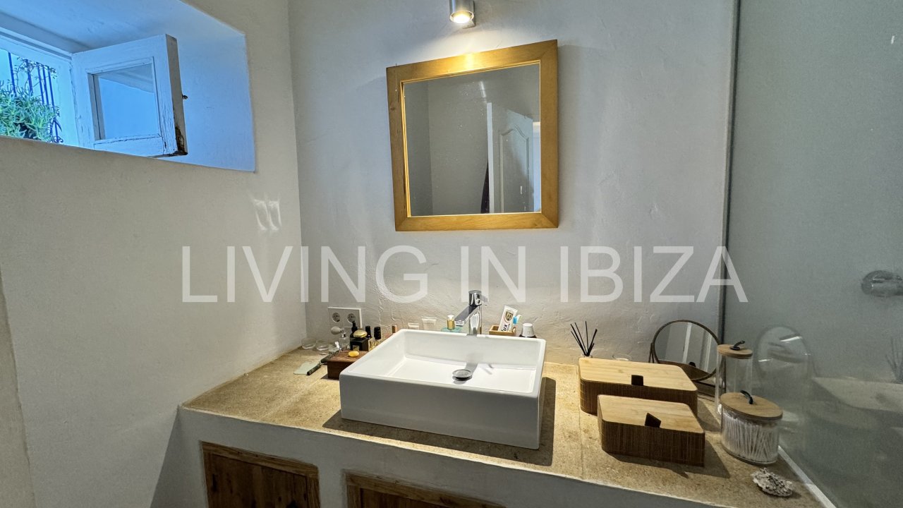 A LA VENTA, una singular casa de 3 plantas, totalmente reformada, en el centro de DALT VILA, Ibiza.