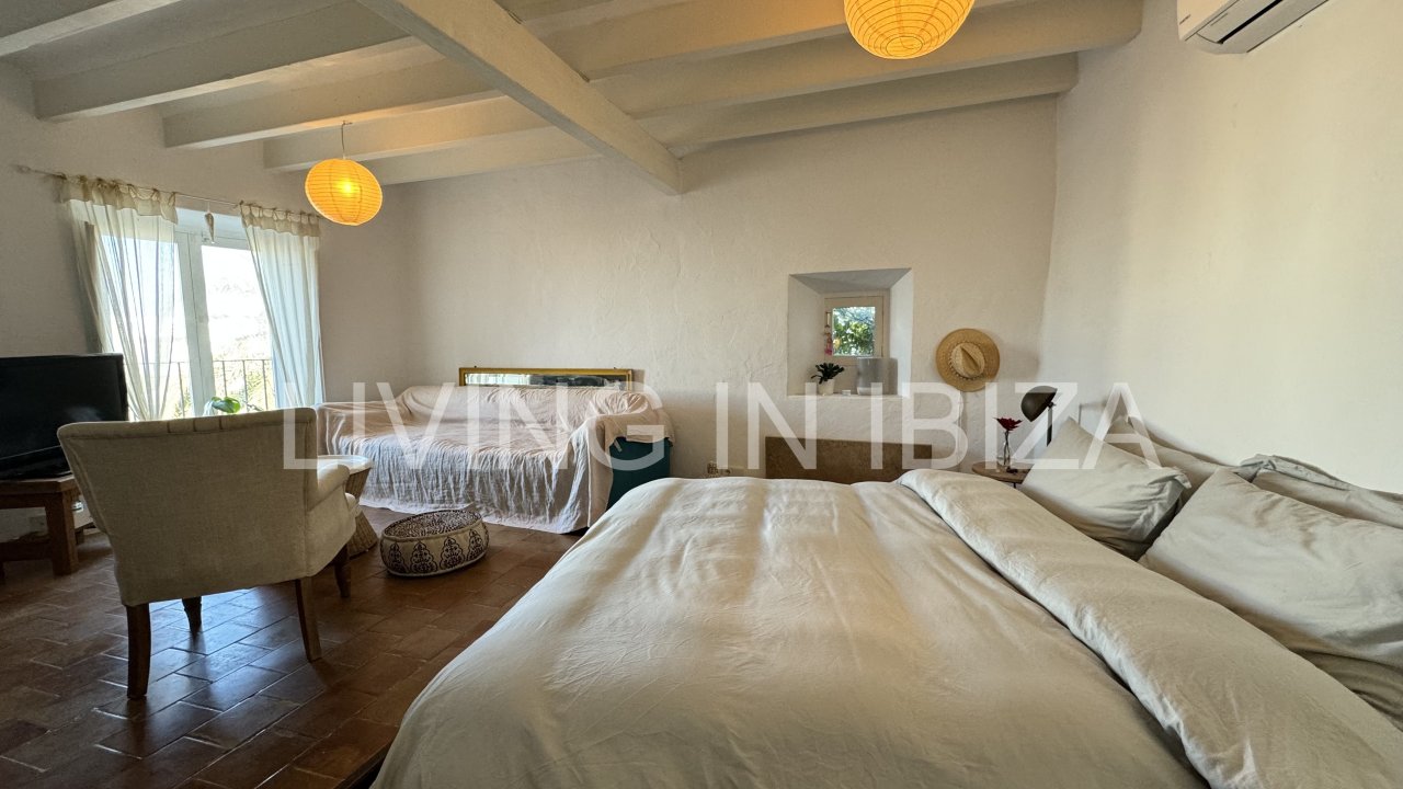 A LA VENTA, una singular casa de 3 plantas, totalmente reformada, en el centro de DALT VILA, Ibiza.