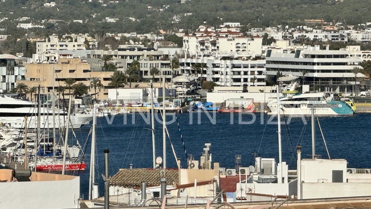A LA VENTA, una singular casa de 3 plantas, totalmente reformada, en el centro de DALT VILA, Ibiza.