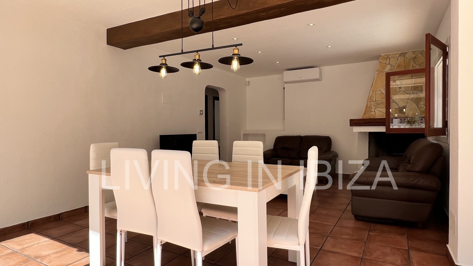 CONTRATO TEMPORAL. Se alquila confortable casa independiente, unifamiliar en Es Canar, Santa Eulalia del Rio. A unos 800 metros del mar. Con piscina