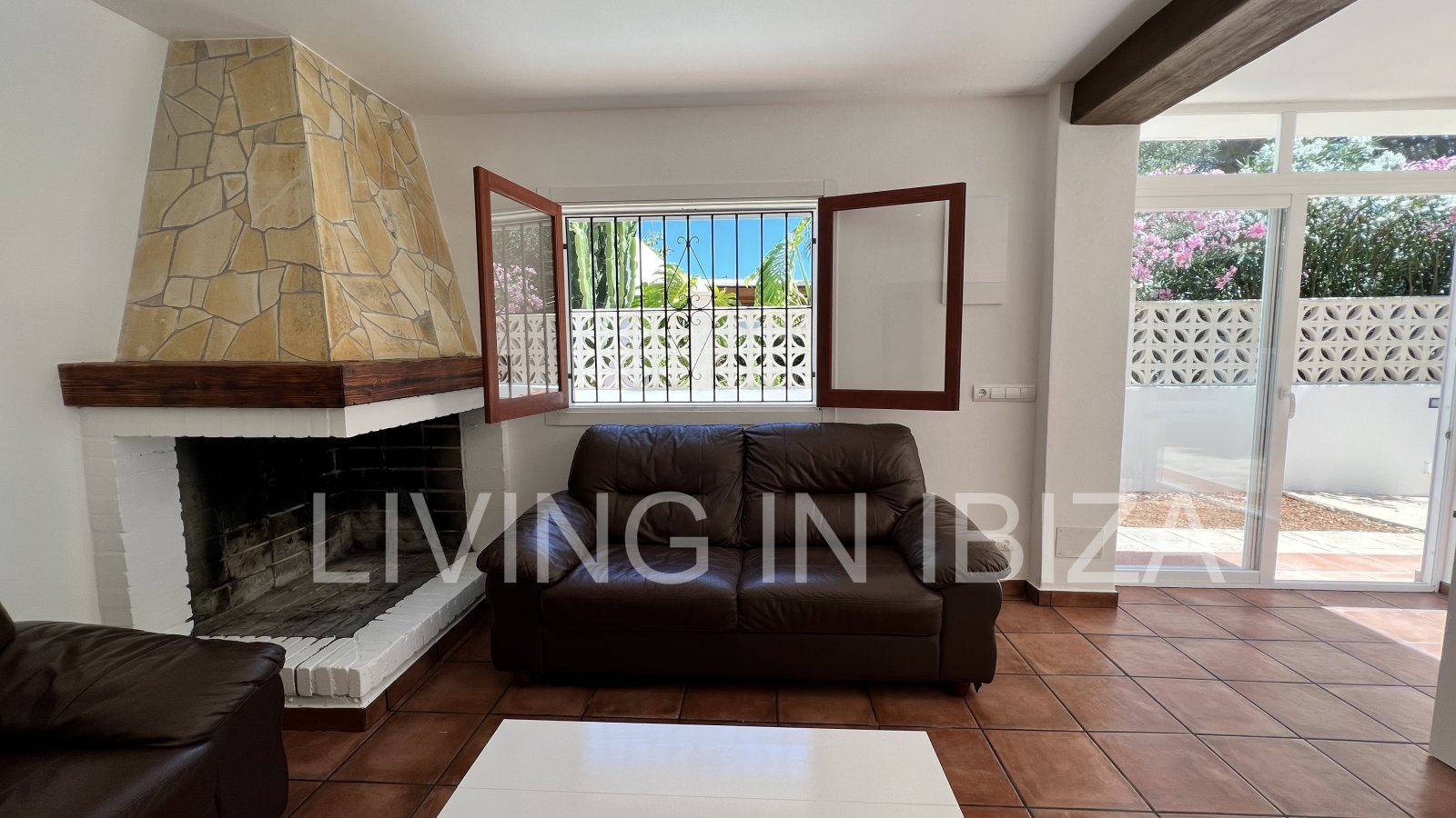 CONTRATO TEMPORAL. Se alquila confortable casa independiente, unifamiliar en Es Canar, Santa Eulalia del Rio. A unos 800 metros del mar. Con piscina