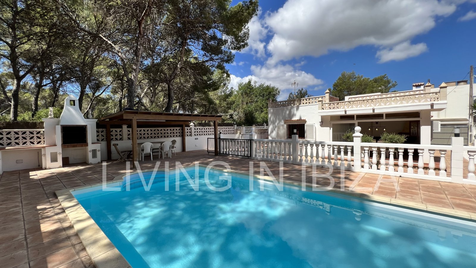 CONTRATO TEMPORAL. Se alquila confortable casa independiente, unifamiliar en Es Canar, Santa Eulalia del Rio. A unos 800 metros del mar. Con piscina