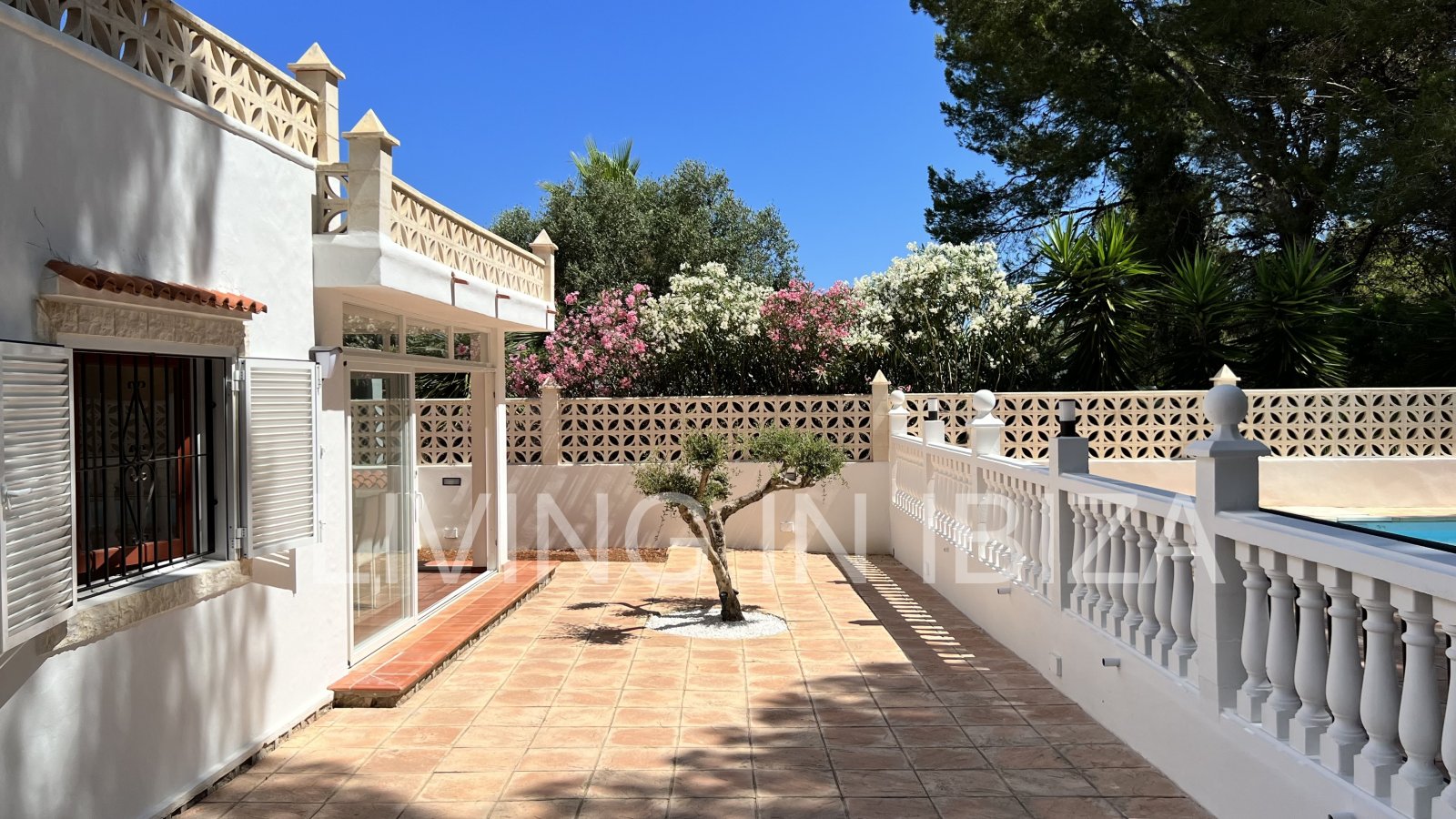 CONTRATO TEMPORAL. Se alquila confortable casa independiente, unifamiliar en Es Canar, Santa Eulalia del Rio. A unos 800 metros del mar. Con piscina