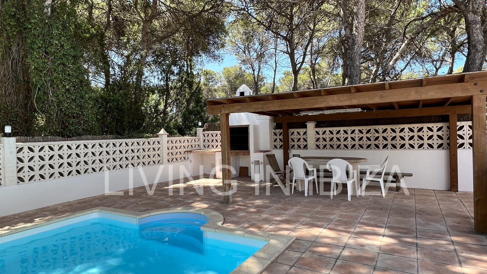 CONTRATO TEMPORAL. Se alquila confortable casa independiente, unifamiliar en Es Canar, Santa Eulalia del Rio. A unos 800 metros del mar. Con piscina