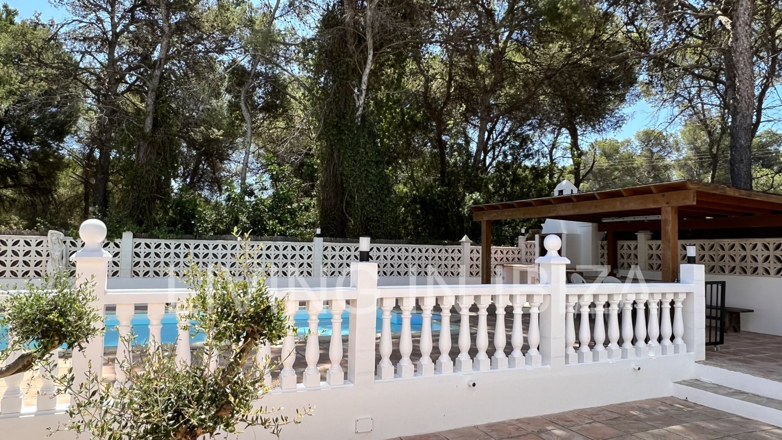 CONTRATO TEMPORAL. Se alquila confortable casa independiente, unifamiliar en Es Canar, Santa Eulalia del Rio. A unos 800 metros del mar. Con piscina