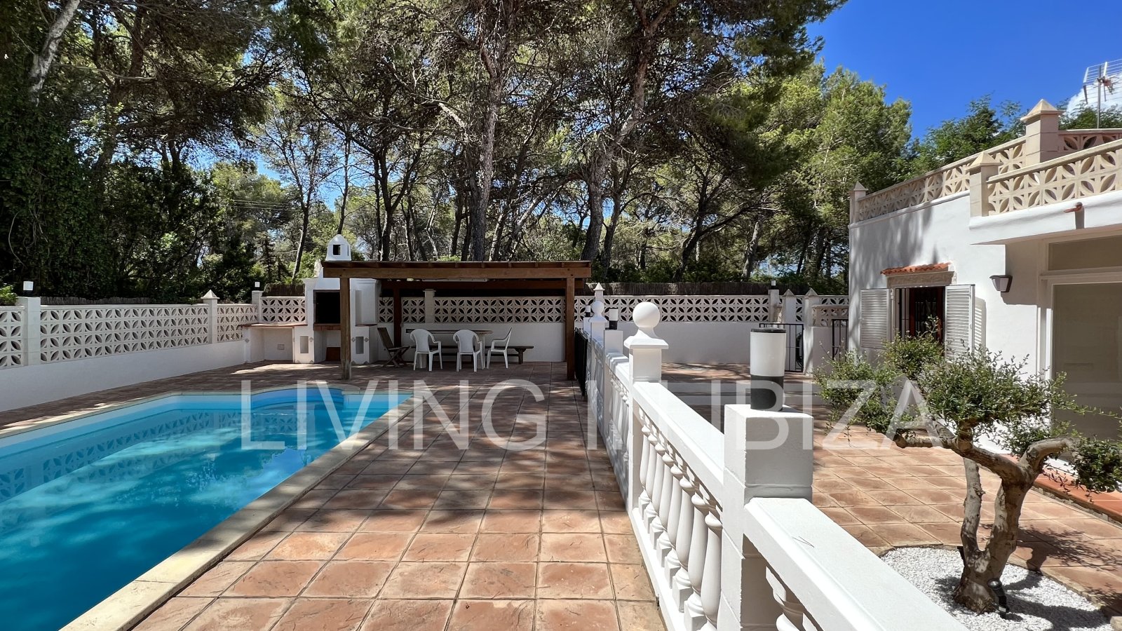 CONTRATO TEMPORAL. Se alquila confortable casa independiente, unifamiliar en Es Canar, Santa Eulalia del Rio. A unos 800 metros del mar. Con piscina