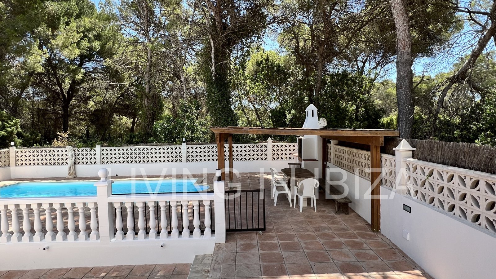 CONTRATO TEMPORAL. Se alquila confortable casa independiente, unifamiliar en Es Canar, Santa Eulalia del Rio. A unos 800 metros del mar. Con piscina