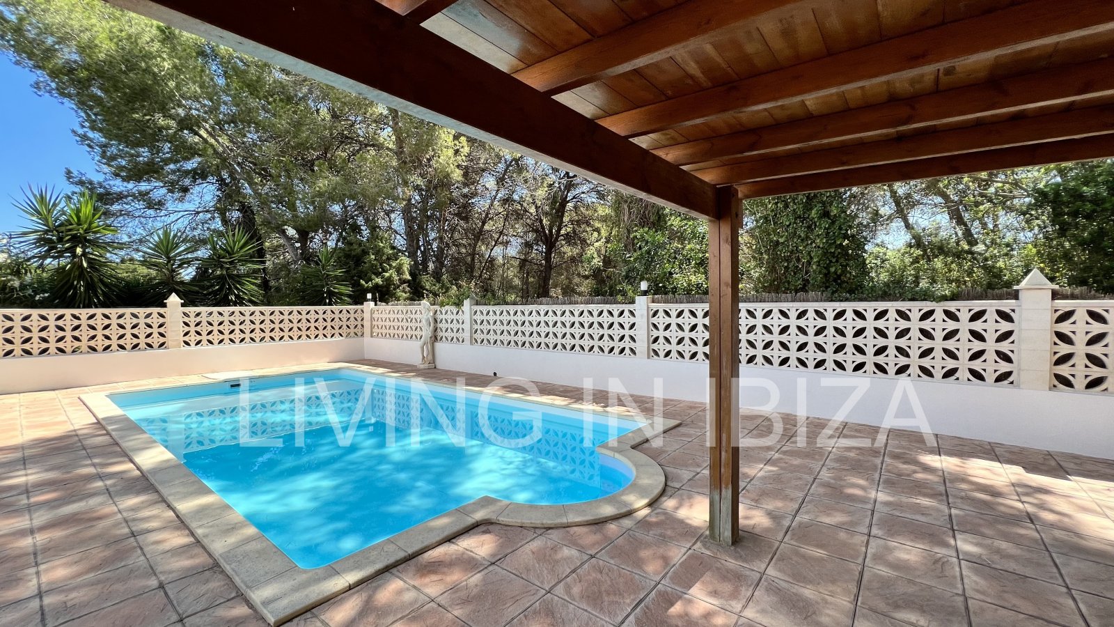 CONTRATO TEMPORAL. Se alquila confortable casa independiente, unifamiliar en Es Canar, Santa Eulalia del Rio. A unos 800 metros del mar. Con piscina