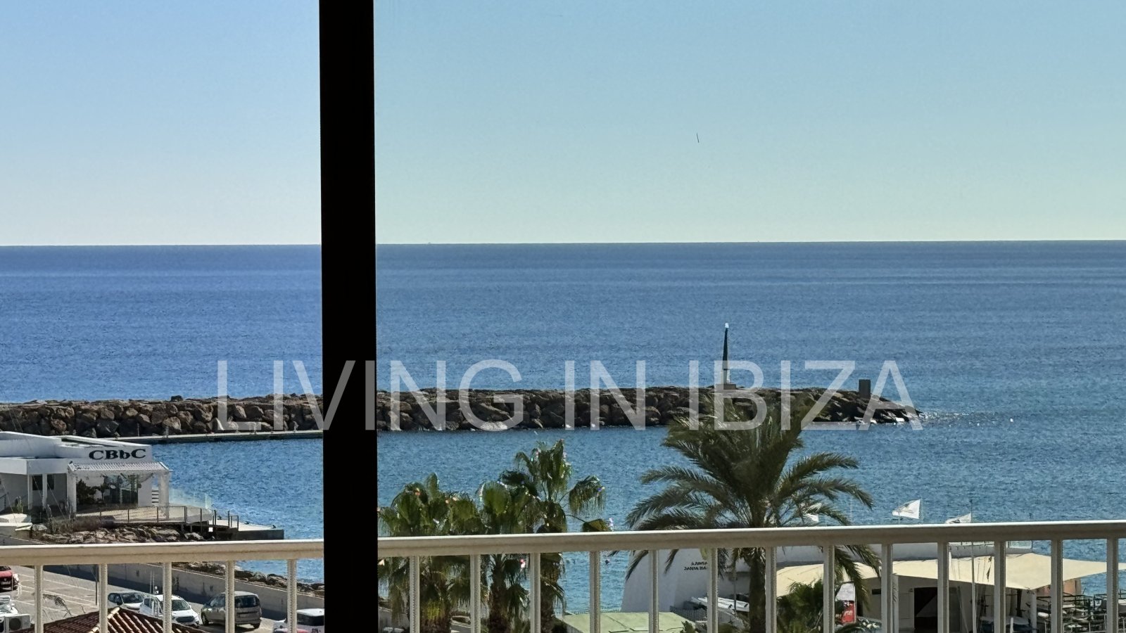 En primera línea, se alquila amplio piso sin muebles con vistas hacia el Puerto Deportivo de Santa Eulalia del Rio y el mar Mediterráneo.