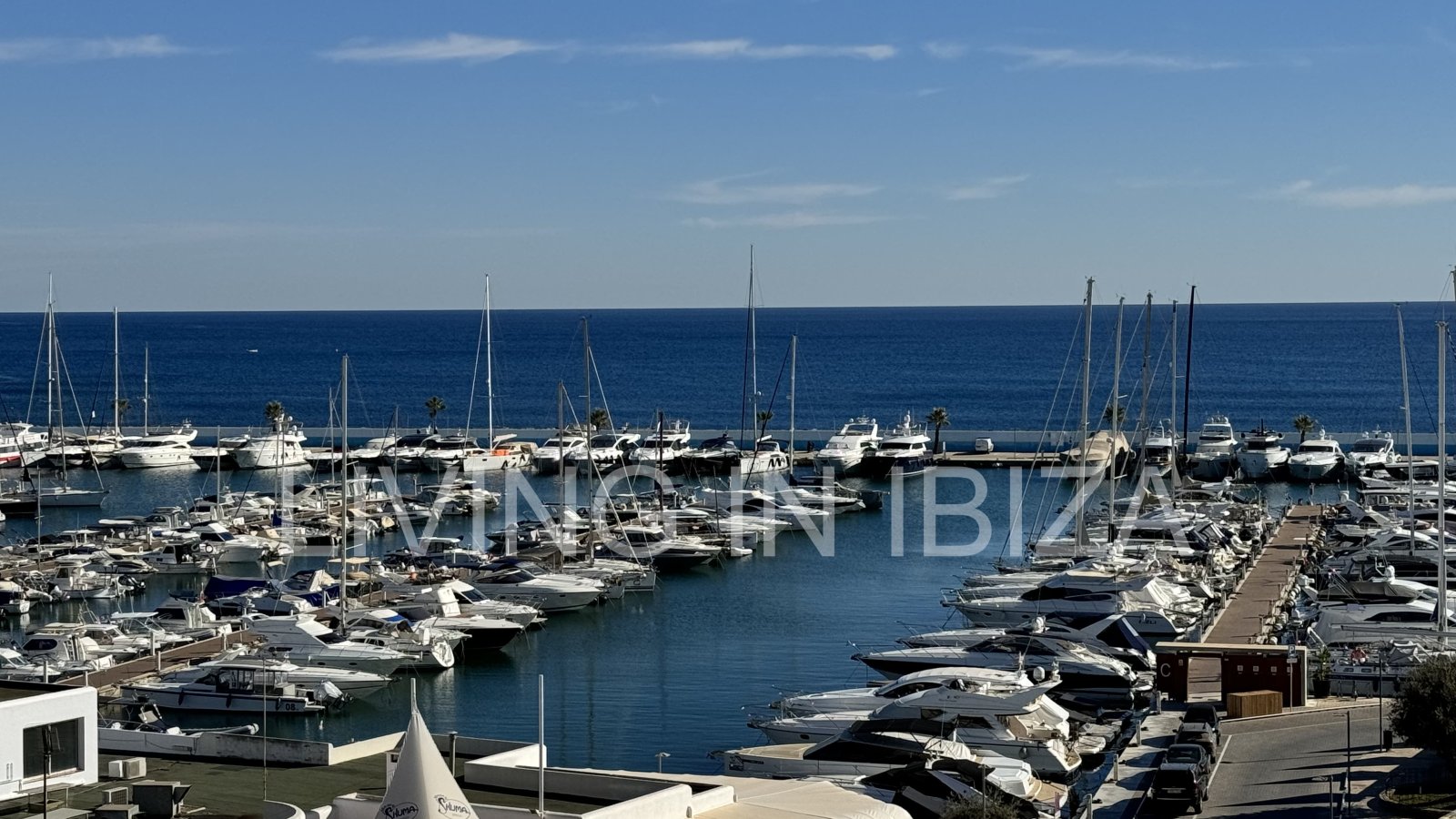 En primera línea, se alquila amplio piso sin muebles con vistas hacia el Puerto Deportivo de Santa Eulalia del Rio y el mar Mediterráneo.