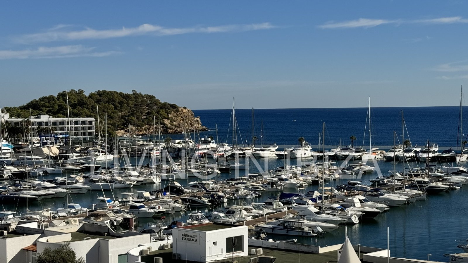 En primera línea, se alquila amplio piso sin muebles con vistas hacia el Puerto Deportivo de Santa Eulalia del Rio y el mar Mediterráneo.