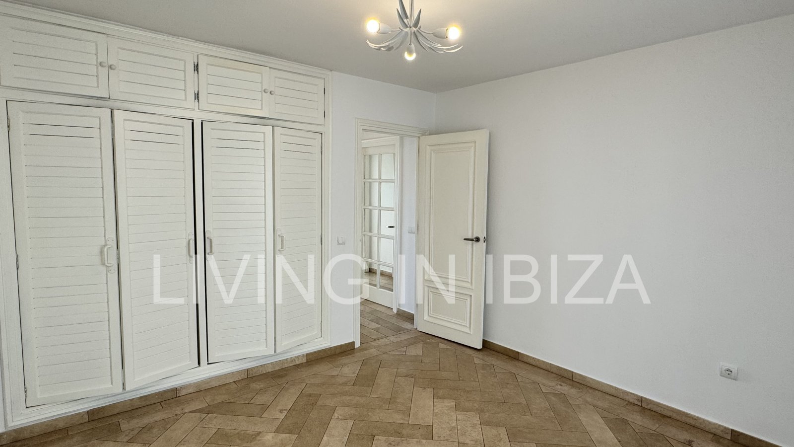 En primera línea, se alquila amplio piso sin muebles con vistas hacia el Puerto Deportivo de Santa Eulalia del Rio y el mar Mediterráneo.