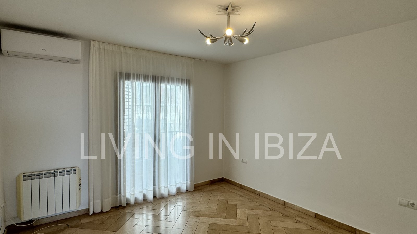 En primera línea, se alquila amplio piso sin muebles con vistas hacia el Puerto Deportivo de Santa Eulalia del Rio y el mar Mediterráneo.