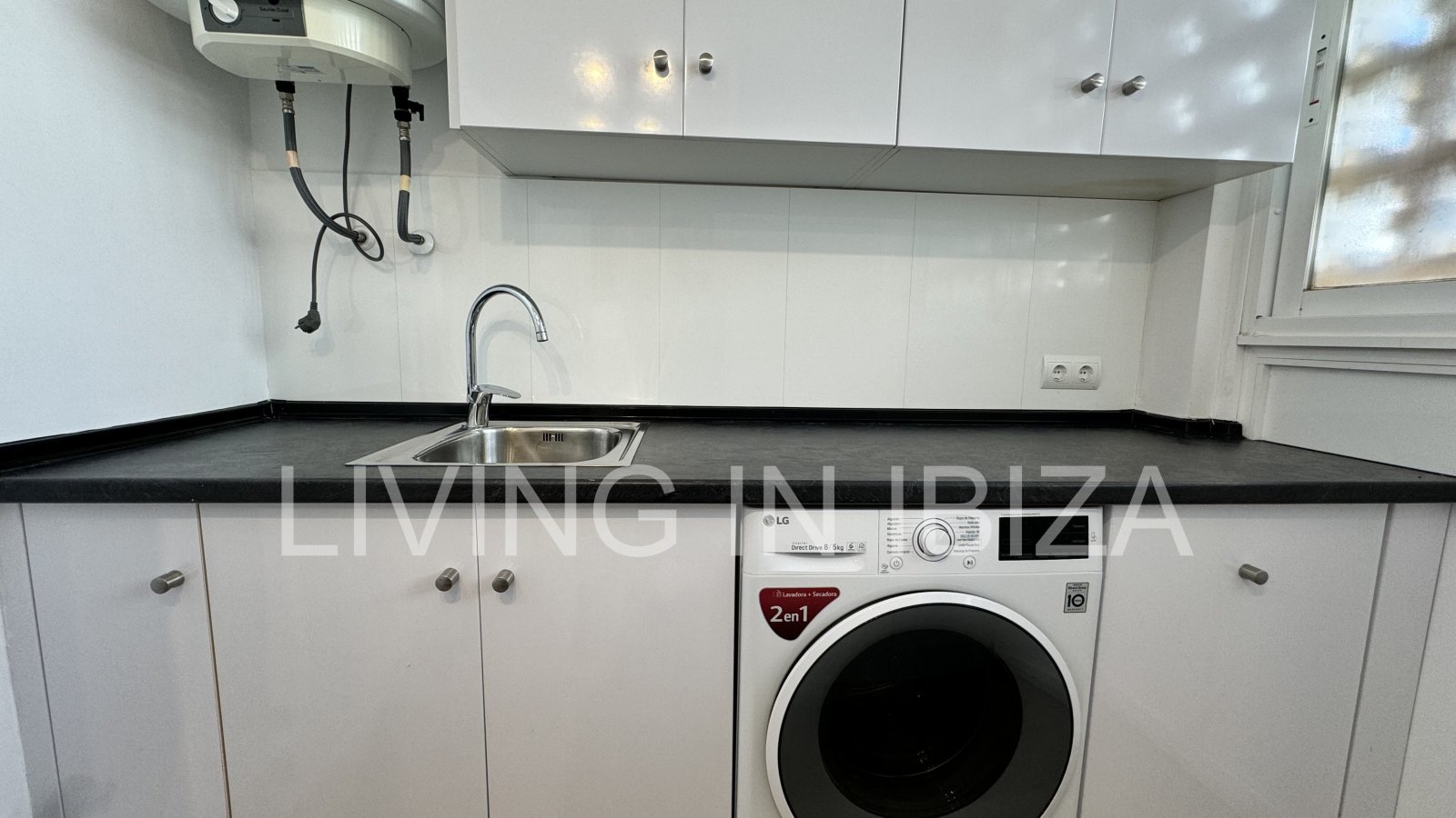 En primera línea, se alquila amplio piso sin muebles con vistas hacia el Puerto Deportivo de Santa Eulalia del Rio y el mar Mediterráneo.