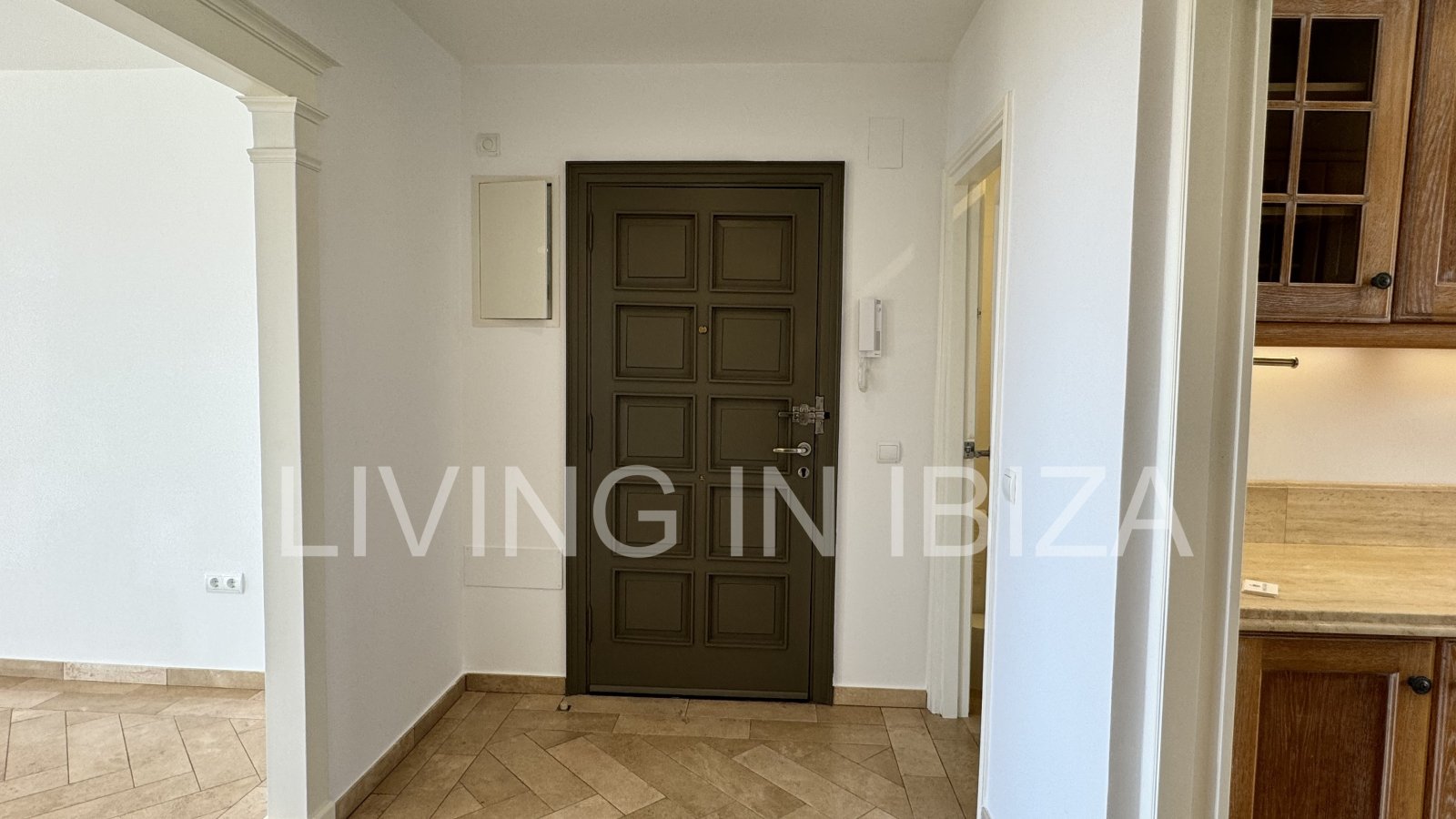 En primera línea, se alquila amplio piso sin muebles con vistas hacia el Puerto Deportivo de Santa Eulalia del Rio y el mar Mediterráneo.