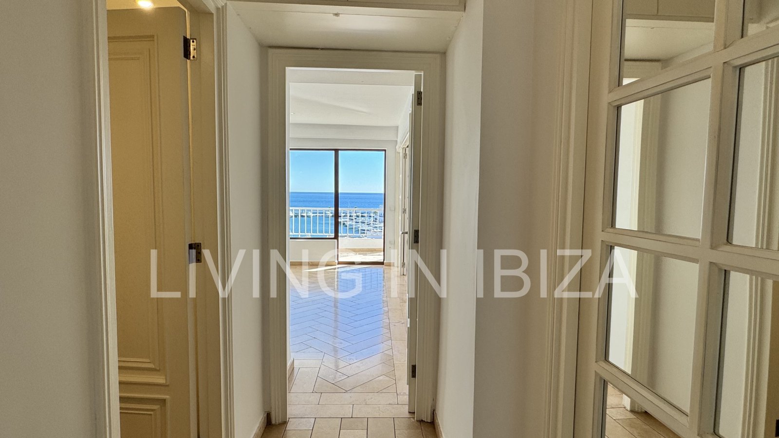 En primera línea, se alquila amplio piso sin muebles con vistas hacia el Puerto Deportivo de Santa Eulalia del Rio y el mar Mediterráneo.