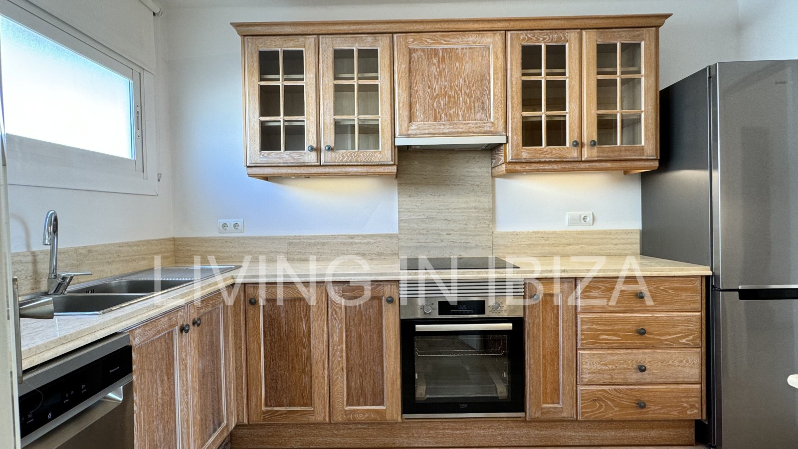 En primera línea, se alquila amplio piso sin muebles con vistas hacia el Puerto Deportivo de Santa Eulalia del Rio y el mar Mediterráneo.