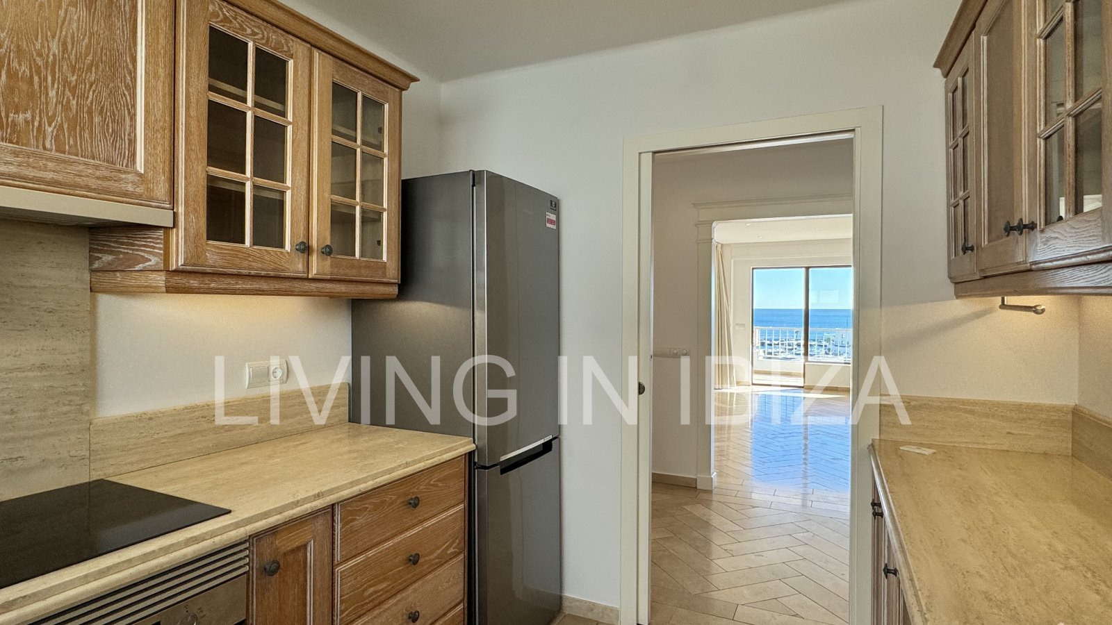 En primera línea, se alquila amplio piso sin muebles con vistas hacia el Puerto Deportivo de Santa Eulalia del Rio y el mar Mediterráneo.