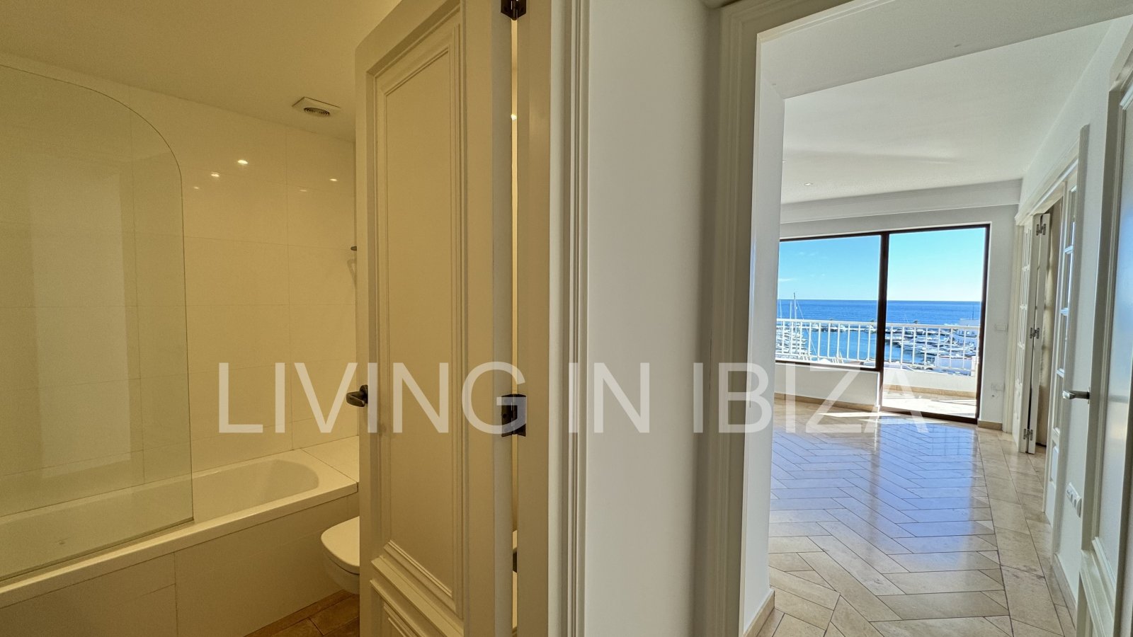 En primera línea, se alquila amplio piso sin muebles con vistas hacia el Puerto Deportivo de Santa Eulalia del Rio y el mar Mediterráneo.