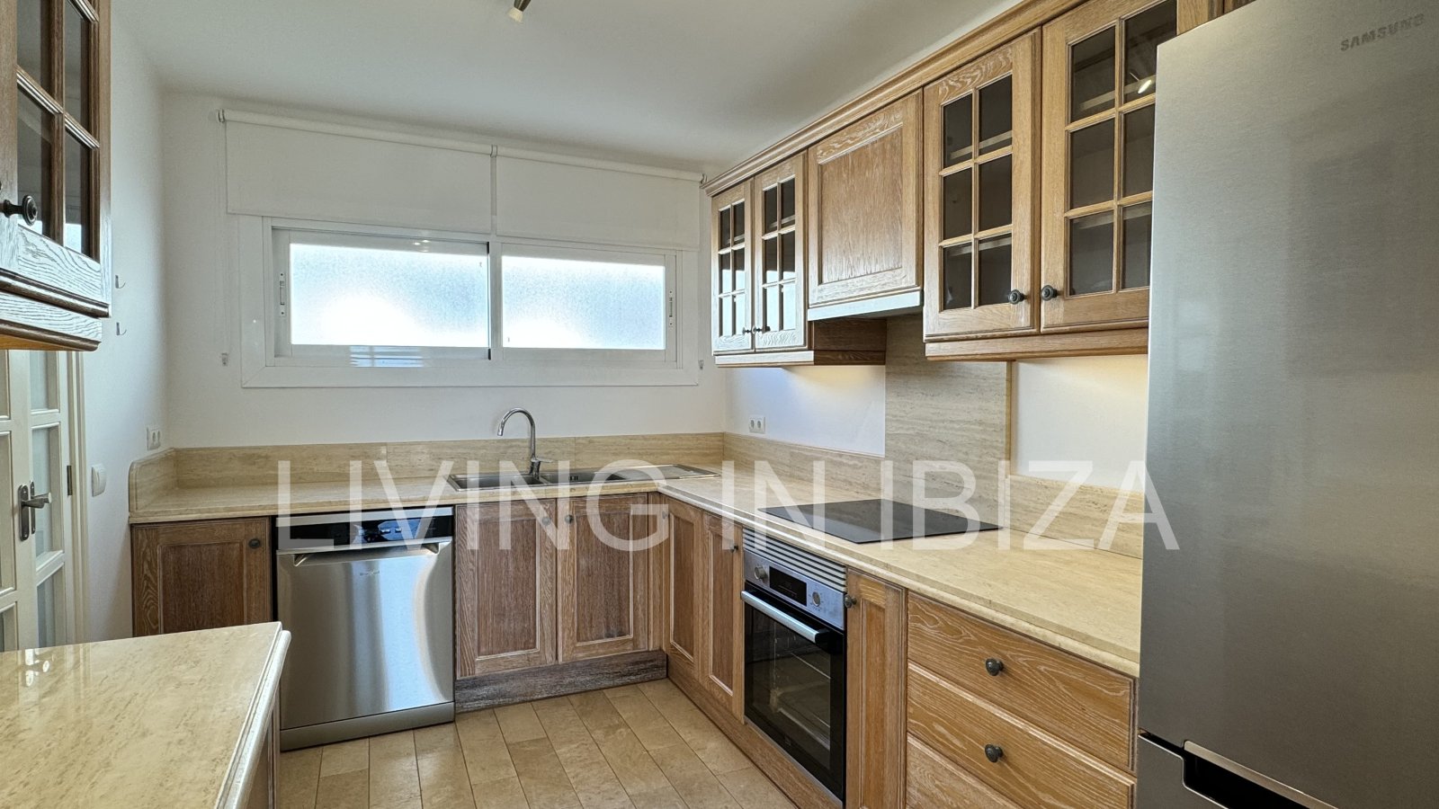 En primera línea, se alquila amplio piso sin muebles con vistas hacia el Puerto Deportivo de Santa Eulalia del Rio y el mar Mediterráneo.