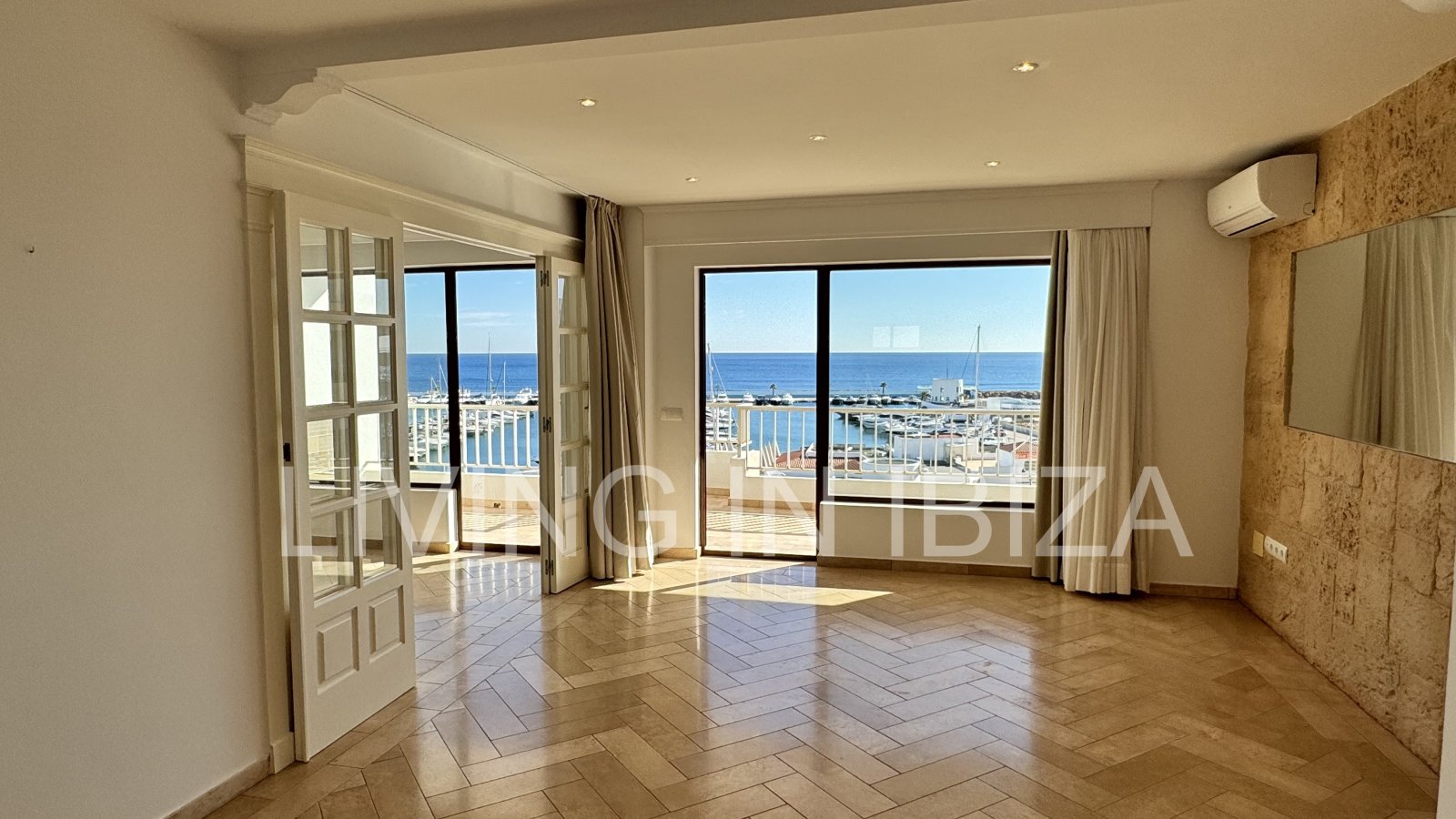 En primera línea, se alquila amplio piso sin muebles con vistas hacia el Puerto Deportivo de Santa Eulalia del Rio y el mar Mediterráneo.