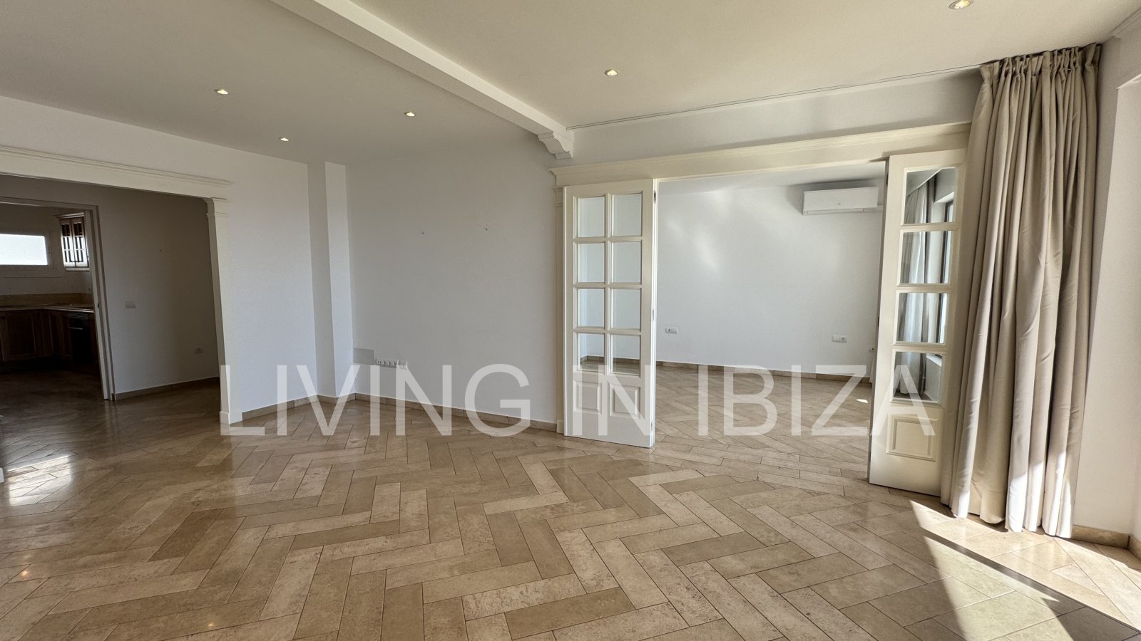 En primera línea, se alquila amplio piso sin muebles con vistas hacia el Puerto Deportivo de Santa Eulalia del Rio y el mar Mediterráneo.