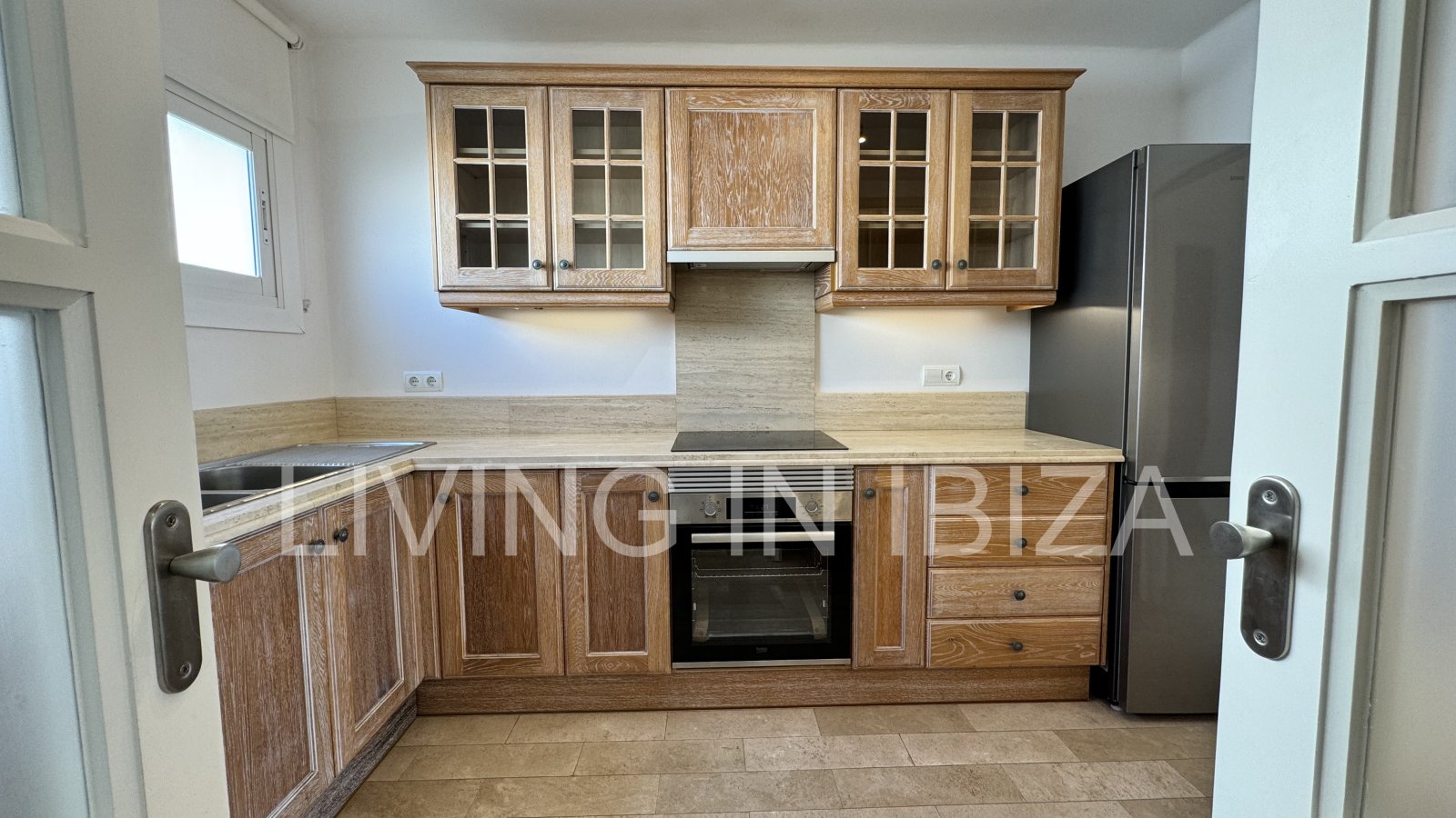 En primera línea, se alquila amplio piso sin muebles con vistas hacia el Puerto Deportivo de Santa Eulalia del Rio y el mar Mediterráneo.