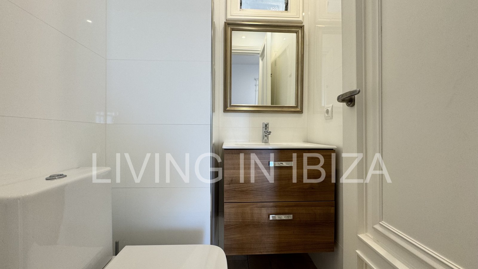 En primera línea, se alquila amplio piso sin muebles con vistas hacia el Puerto Deportivo de Santa Eulalia del Rio y el mar Mediterráneo.