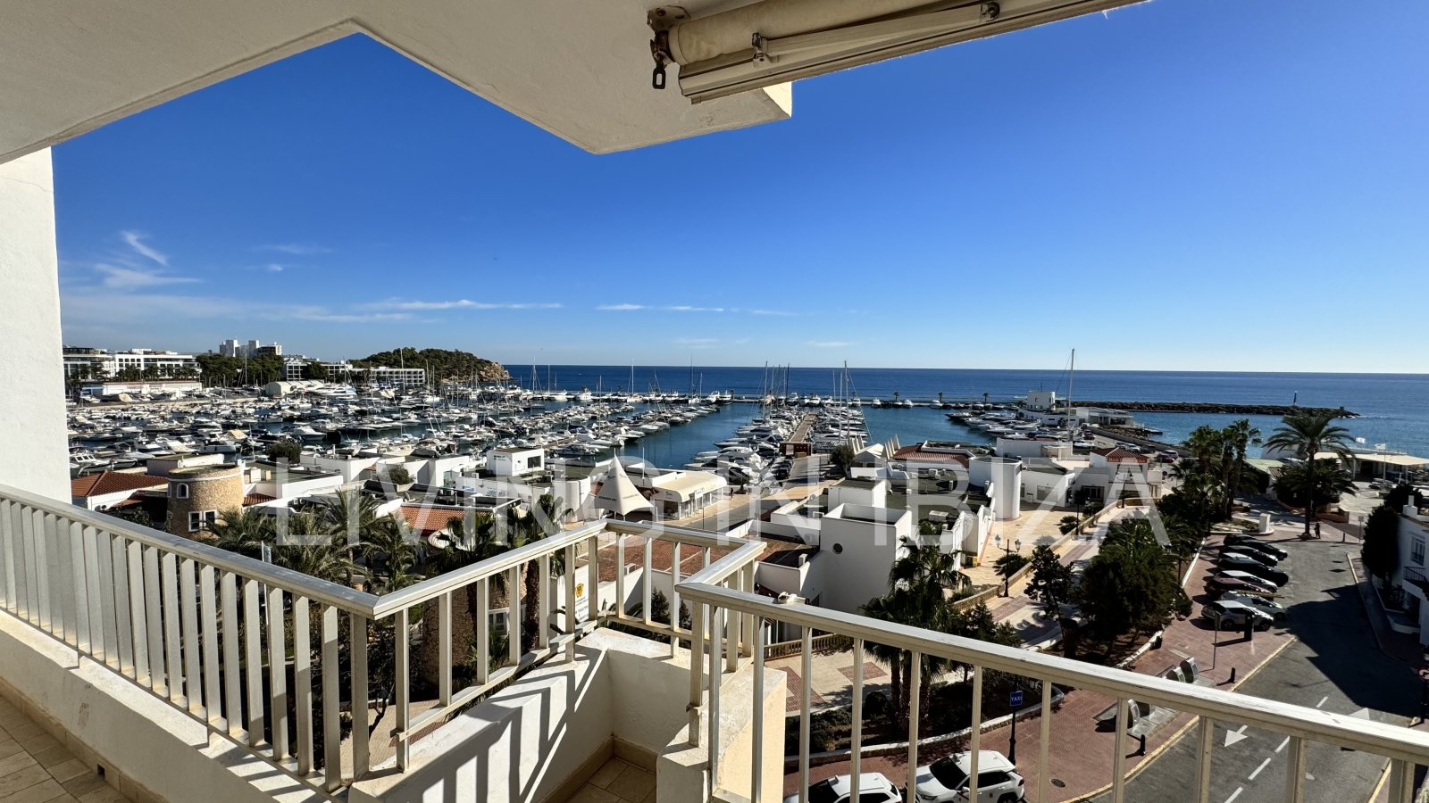 En primera línea, se alquila amplio piso sin muebles con vistas hacia el Puerto Deportivo de Santa Eulalia del Rio y el mar Mediterráneo.