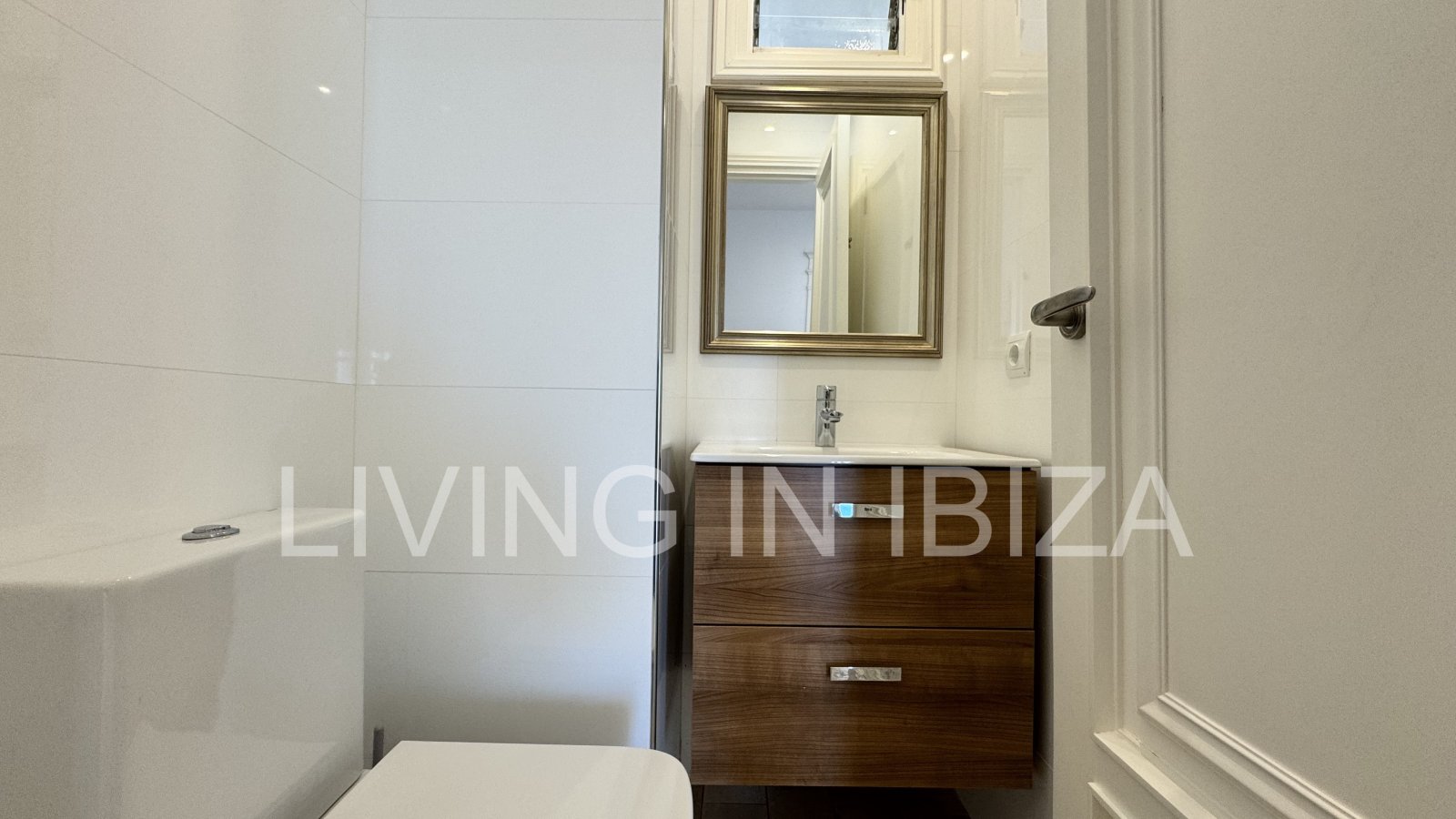 En primera línea, se alquila amplio piso sin muebles con vistas hacia el Puerto Deportivo de Santa Eulalia del Rio y el mar Mediterráneo.