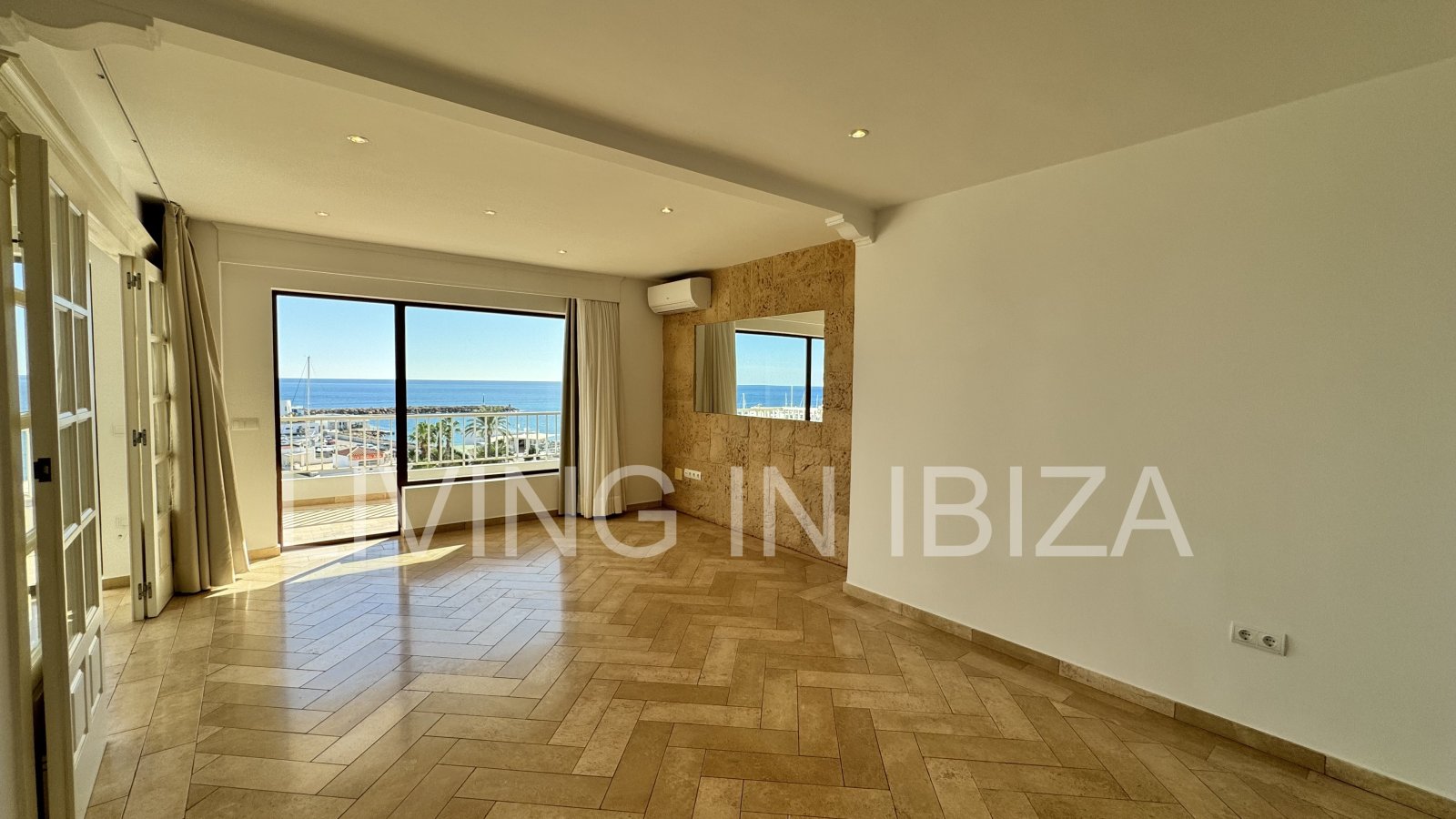 En primera línea, se alquila amplio piso sin muebles con vistas hacia el Puerto Deportivo de Santa Eulalia del Rio y el mar Mediterráneo.