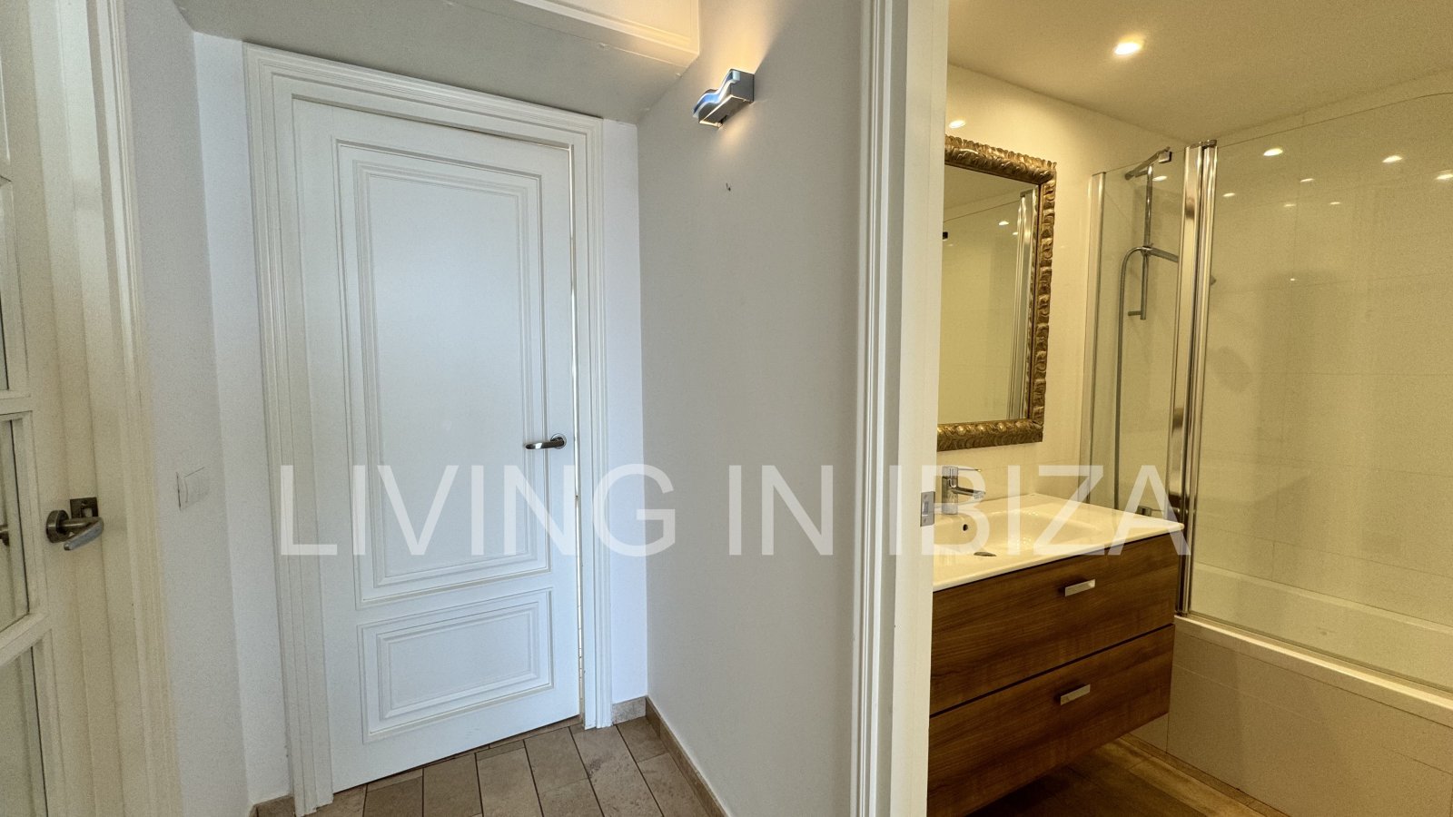 En primera línea, se alquila amplio piso sin muebles con vistas hacia el Puerto Deportivo de Santa Eulalia del Rio y el mar Mediterráneo.