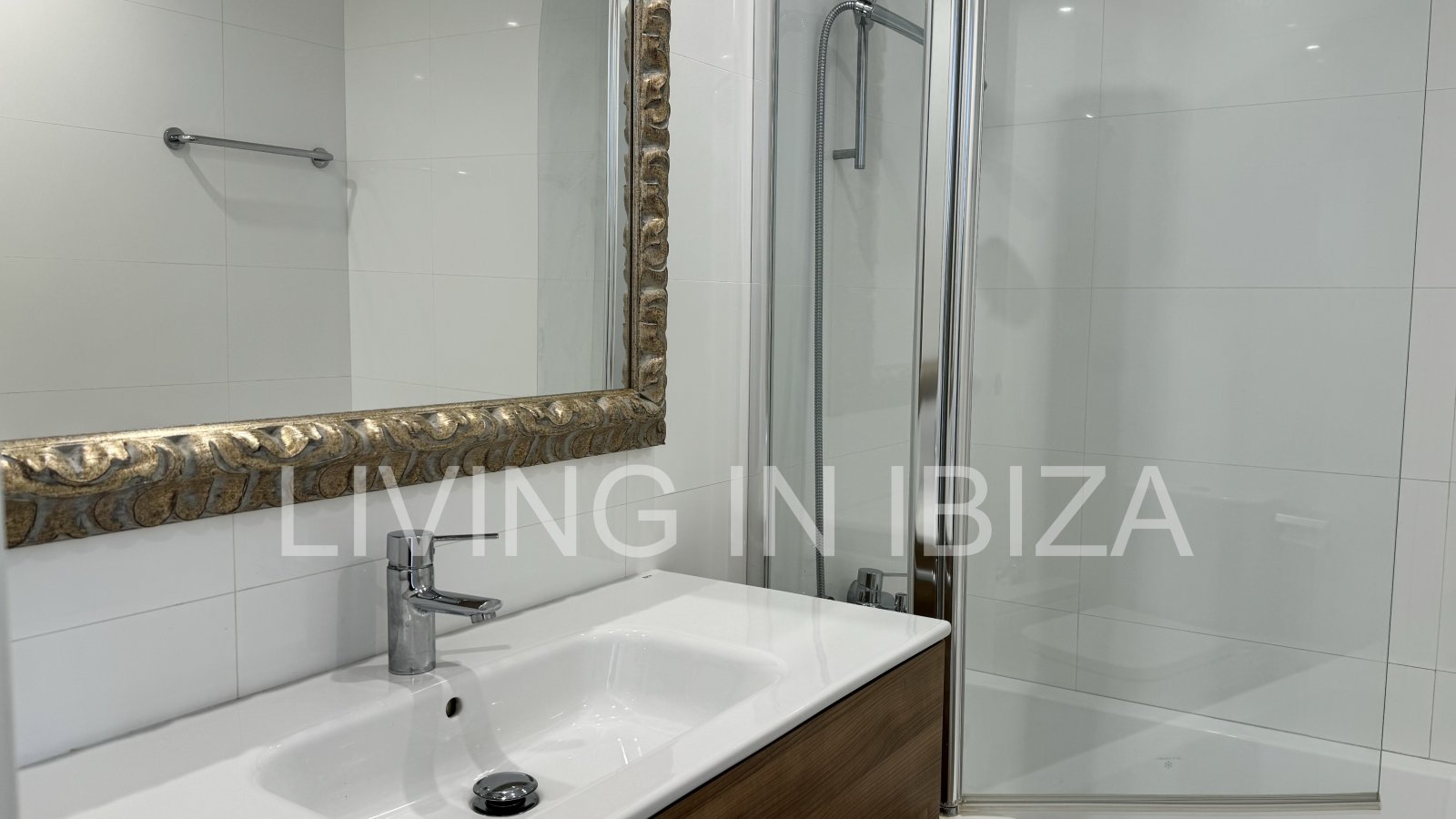 En primera línea, se alquila amplio piso sin muebles con vistas hacia el Puerto Deportivo de Santa Eulalia del Rio y el mar Mediterráneo.