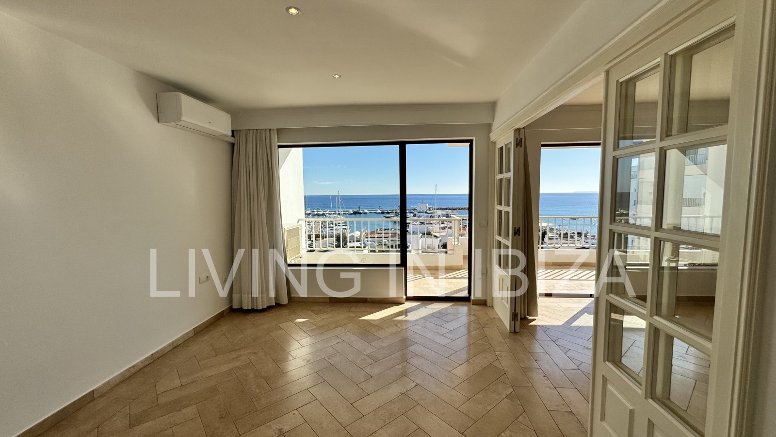 En primera línea, se alquila amplio piso sin muebles con vistas hacia el Puerto Deportivo de Santa Eulalia del Rio y el mar Mediterráneo.