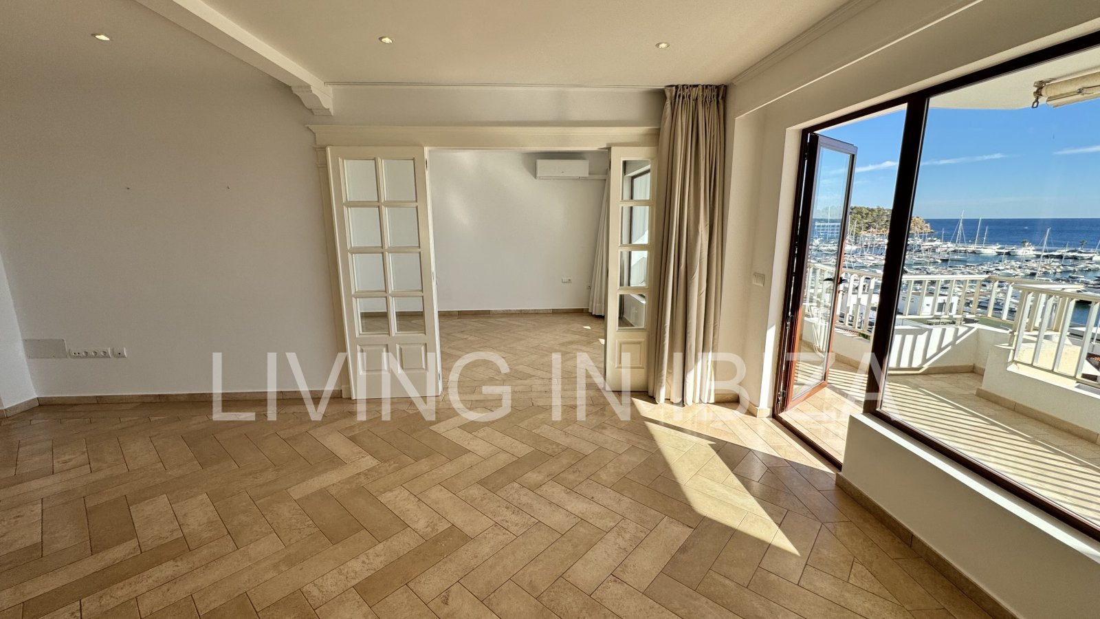 En primera línea, se alquila amplio piso sin muebles con vistas hacia el Puerto Deportivo de Santa Eulalia del Rio y el mar Mediterráneo.
